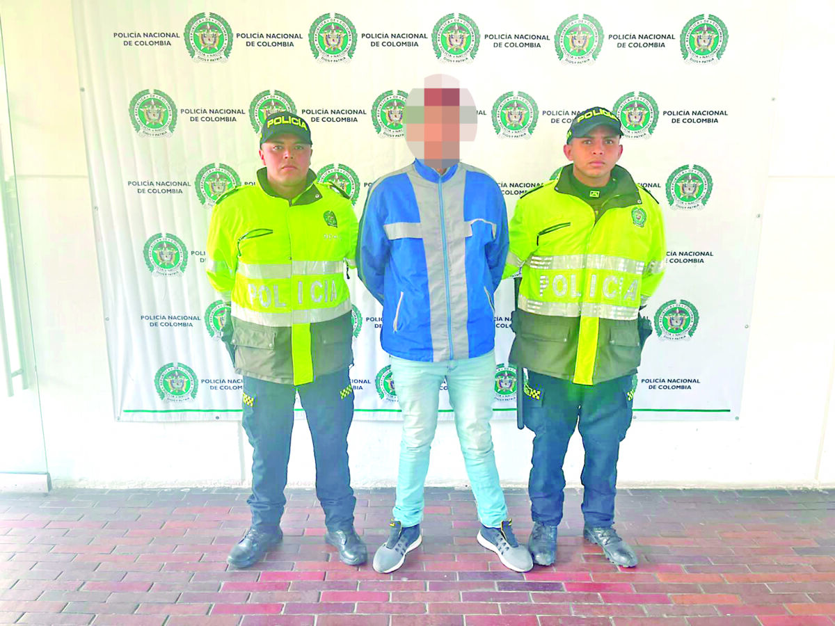 Vil ataque a Adolfo en concurrido parque de Ciudad Bolívar A plena luz del día del domingo y en una zona de gran afluencia de personas en el sector de Paraíso (Ciudad Bolívar), un joven de 28 años fue atacado por otro sujeto con un arma de fuego y arma cortopunzante.