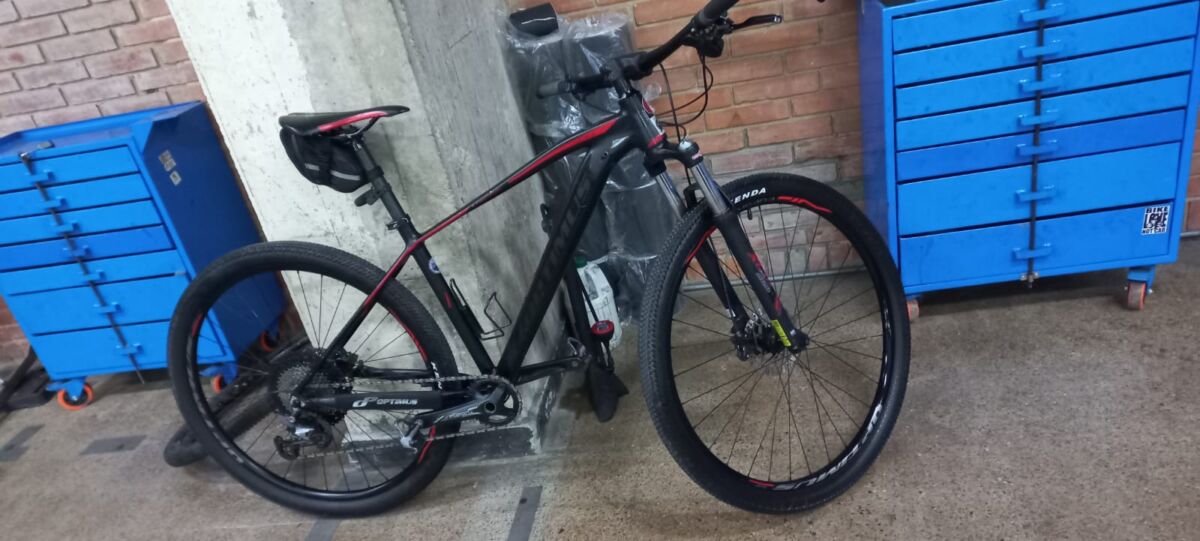 Vil ataque a Brayan por robarle la bici en Soacha “Yo iba camino a Sibaté para encontrarme con unos compañeros, con los que salgo a montar todos los viernes por la noche. Cuando iba por el sector de Chusacá (a las afueras de Soacha), tres tipos se me lanzaron, yo intenté esquivarlos, pero justo en ese momento había mucho tráfico y no alcancé. Uno de los tipos me lanzó un machetazo directamente a la cabeza y partió el casco en dos. En ese momento me caí y me siguieron pegando machetazos. Como puede intenté defenderme y otro de los tipos sacó una pistola y me disparó”, así comenzó Brayan Colorado el crudo relato del atraco del cual fue víctima la noche de este viernes, cuando se movilizaba en su bicicleta de montaña.