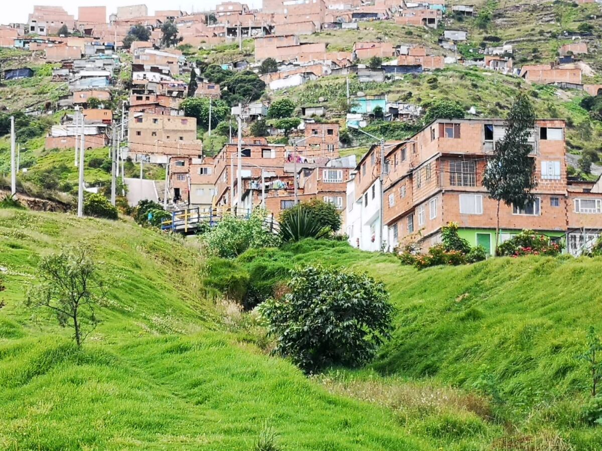 Encuentran sin vida a Gabriel en parque de Ciudad Bolívar Los habitantes del barrio 8 de Diciembre que transitaban con los primeros rayos del sol de ayer por el parque La Joya, en la localidad de Ciudad Bolívar, quedaron estupefactos al encontrarse de frente con el cuerpo sin vida de un joven.