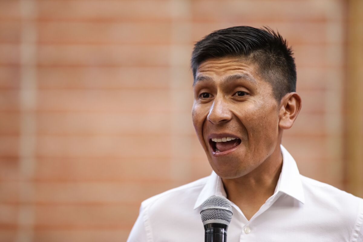 "Soy un ciclista que sigue disponible": Nairo Quintana Retiro es una palabra que, por ahora, no está en el lenguaje de Nairo Quintana. El ciclista colombiano confirmó en rueda de prensa que seguirá corriendo a nivel profesional y desmintió los rumores sobre colgar la bicicleta.