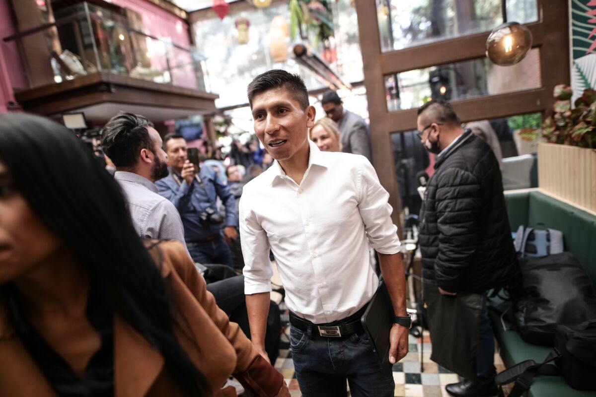 "Soy un ciclista que sigue disponible": Nairo Quintana Retiro es una palabra que, por ahora, no está en el lenguaje de Nairo Quintana. El ciclista colombiano confirmó en rueda de prensa que seguirá corriendo a nivel profesional y desmintió los rumores sobre colgar la bicicleta.