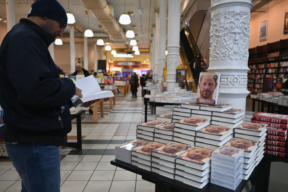 Ya está a la venta el escandaloso libro del príncipe Harry Tras el éxito rotundo de documental que se lanzó en Netflix, llamado 'Harry y Meghan', este libro dará mucho de que hablar.
