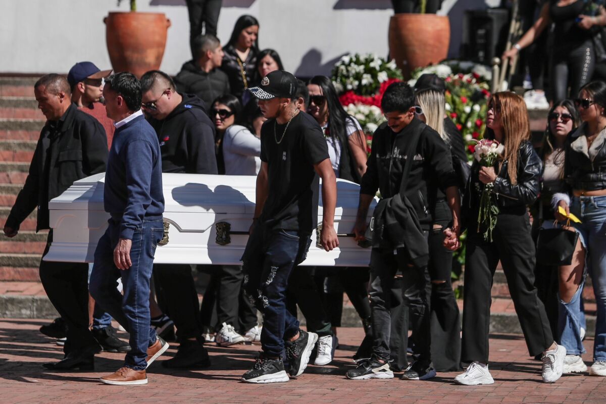 EN FOTOS: Así le dieron el último adiós a la bella DJ Valentina 8 EN FOTOS: Así le dieron el último adiós a la bella DJ Valentina A las 2 de la tarde de este jueves, los familiares y amigos de la DJ Valentina Trespalacios Hidalgo, asesinada este fin de semana y hallada muerta al interior de una maleta en un contenedor de basura, le dieron el último adiós a la joven en un cementerio al noroccidente de la capital.