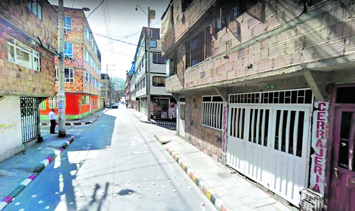 Hallan cadáver de mujer dentro de su casa enDanubio Azul “Acá en el barrio hay un hermetismo tremendo con ese tema, la verdad es que nadie sabe a ciencia cierta qué fue lo que pasó y tampoco es que nadie se atreva a preguntar mucho. Yo lo que le puedo decir es que eso pasó el jueves por la mañana. Acá nos dimos cuenta fue cuando esto se llenó de policías, porque antes ni enterados. Lo que están diciendo es que cuando encontraron a la señora ya no había nada qué hacer, pues había fallecido. De ahí para allá, ni idea. Por acá nadie habla de eso”, fue lo que un vecino del barrio Danubio Azul le dijo en la mañana de ayer a Q'HUBO, a propósito del hallazgo del cadáver de una mujer de 60 años sobre la mañana de este jueves. Todo parece indicar que se trató de un homicidio.&nbsp;