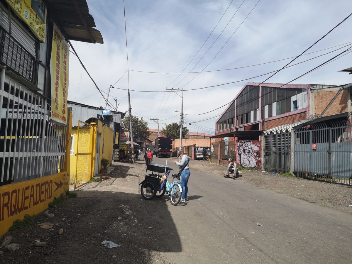 Ataque sicarial en Villa Gladys cobró vida de un joven, en Engativá A falta de pocos minutos para que fueran las nueve de la noche de este martes varios vecinos del barrio Villa Gladys, ya en sus residencias, escucharon una seguidilla de disparos que los dejaron muertos del susto.