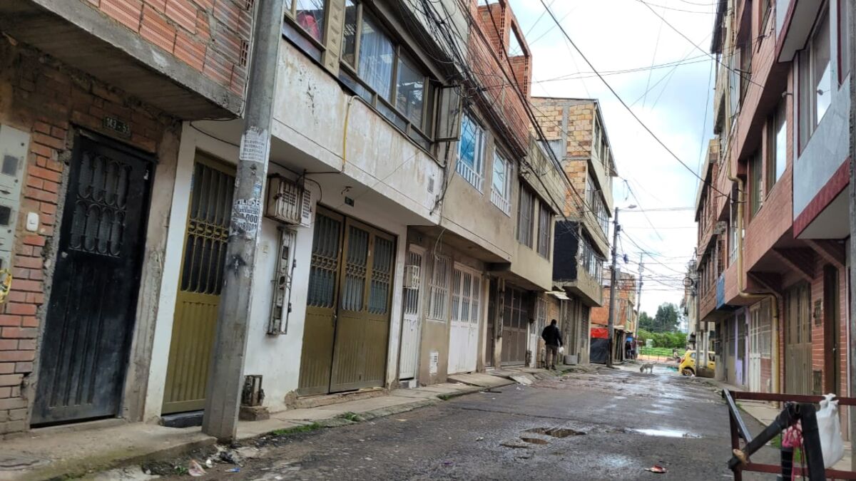 Terrible hallazgo en vivienda de Suba 1 Terrible hallazgo en vivienda de Suba Cerca del mediodía de este sábado habitantes del barrio Lisboa fueron sorprendidos por patrullas y uniformados en moto, además de vehículos forenses que se estacionaban frente a una vivienda ubicada en la carrera 151D con calle 143.