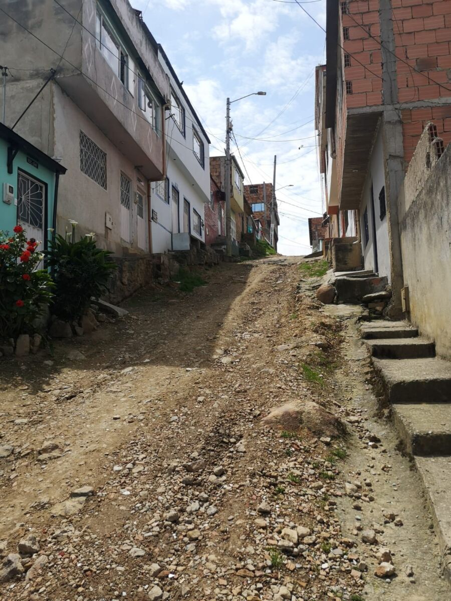 Balearon a Brayan frente a sus amigos en Usme 1 Balearon a Brayan frente a sus amigos en Usme Minutos antes de que le dispararan, Brayan Stiven Fajardo caminaba por las calles del barrio Lorenzo Alcantuz en compañía de su combo de amigos. Iban, más o menos, unas 8 personas cuando de repente un sujeto que pasó por el lado de la gallada sacó un revólver y la emprendió a disparos contra la humanidad de Brayan.