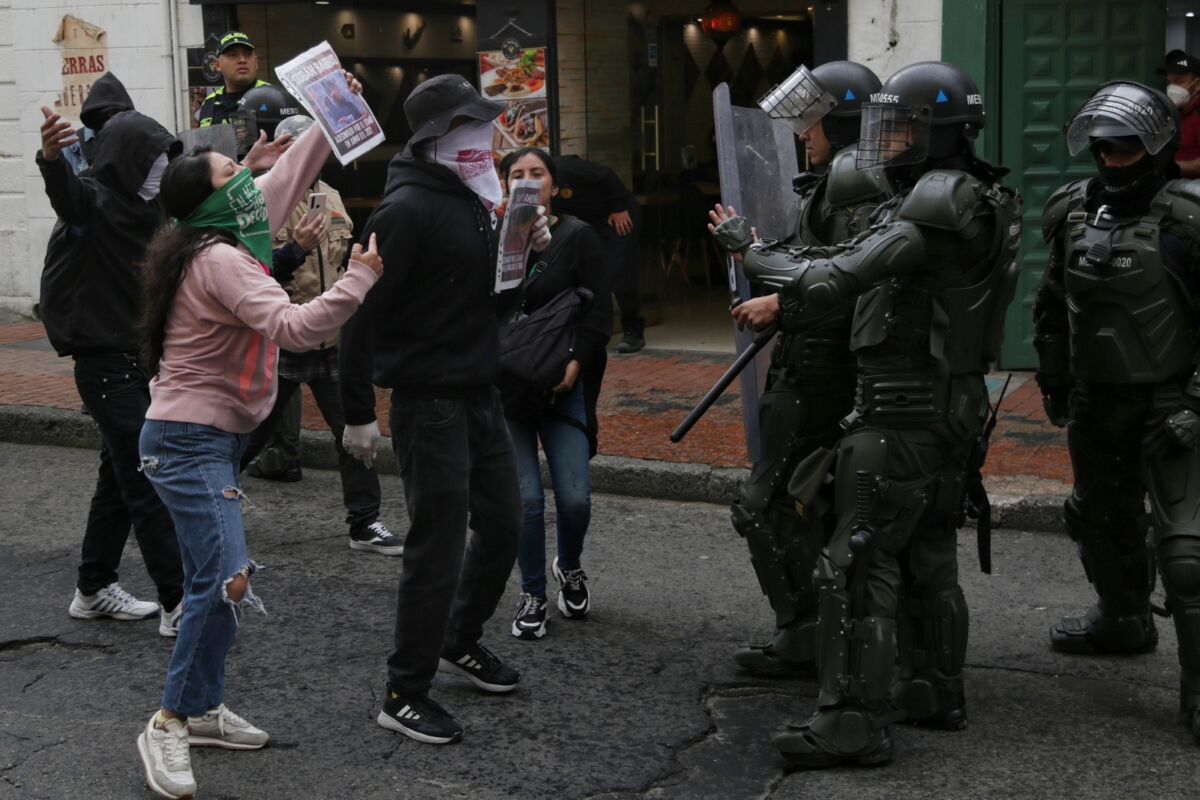 ¡Caos en el centro! Se presentan manifestaciones frente a la Alcaldía de Bogotá 1 ¡Caos en el centro! Se presentan manifestaciones frente a la Alcaldía de Bogotá Debido a las manifestaciones se han reportado cierres viales y el tráfico desde y hacia el centro de Bogotá está afectado debido al grupo de manifestantes.