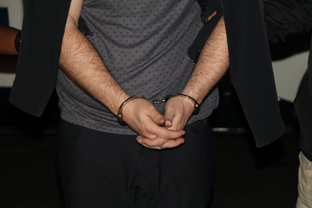 Avión con John Poulos ya despegó de Panamá rumbo a Colombia John Poulos, el novio de la DJ Valentina Trespalacios que hallaron muerta dentro de una maleta en un contenedor en Fontibón, ya se encuentra viajando hacia Colombia desde Panamá con la Policía Nacional y funcionarios de la Fiscalía General.