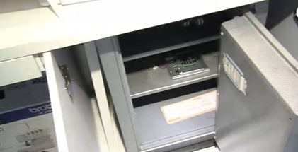 Se fueron de vacaciones y les desocuparon el apartamento 1 Se fueron de vacaciones y les desocuparon el apartamento A una familia que reside en el barrio Salitre de la localidad de Fontibón se le amargó el inicio de año, pues luego de llegar de las vacaciones, se encontraron con que su apartamento había sido saqueado por delincuentes.