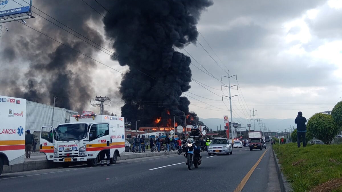 ¡Pilas! Cierran la Calle 80 por incendio en fábrica de colchones 9 ¡Pilas! Cierran la Calle 80 por incendio en fábrica de colchones Hace pocos minutos cerraron la Calle 80 debido a que el incendio originado en una fábrica de colchones ya alcanzó dos predios más y el cuerpo de Bomberos no ha podido controlar las llamas, lo que encendió las alarmas en este sector debido a la complejidad de la emergencia.