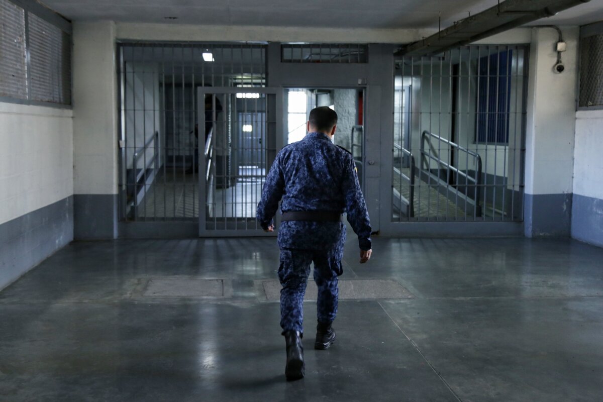 Hasta 5 millones de pesos pedían guardianes por ingresar licor a La Picota Fuentes del Inpec confirmaron que se pretendía cometer otro hecho de corrupción en las instalaciones de la Penitenciaría La Picota, al sur de Bogotá, en la celebración de fin de año.