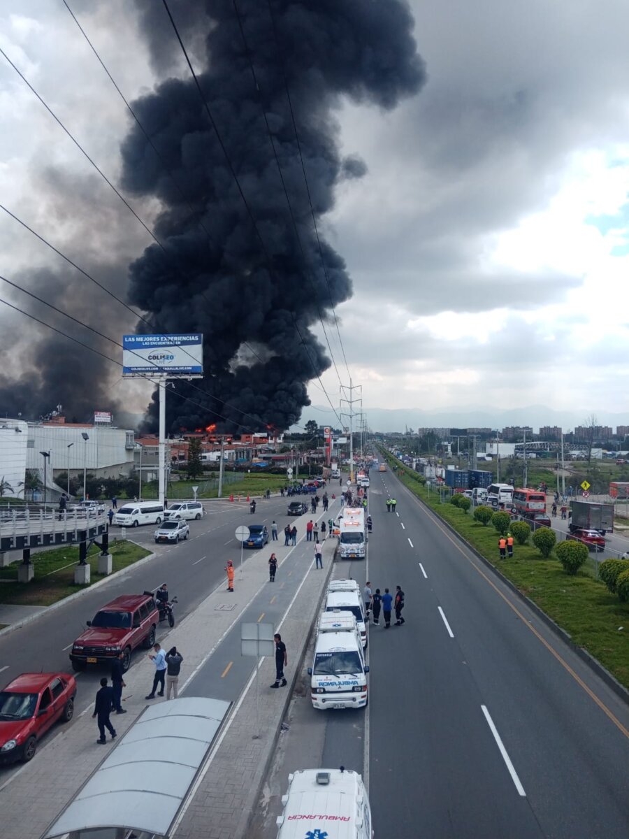 Impactantes imágenes: así va el incendio en fábrica de colchones 1 Impactantes imágenes: así va el incendio en fábrica de colchones El terrible incendio que se registra a esta hora cerca al Puente de Guadua, en la vía que conecta la capital con Siberia, en una fábrica de colchones, ha generado temor entre los residentes y trabajadores del lugar, pues las llamas debido al material inflamable ha sido complicado de controlar.