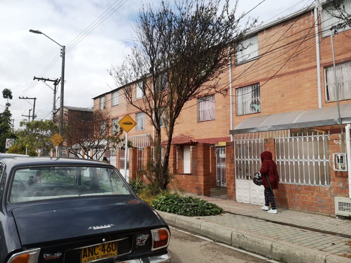 Terrible: Catherín asesinó a su hija y luego se suicidó en Kennedy Una tragedia tiene de luto al barrio Osorio, jurisdicción de Patio Bonito (Kennedy). Allí, y ante la mirada estupefacta de la comunidad, las autoridades sacaron de una vivienda el cuerpo sin vida de una mujer y de su pequeña niña.