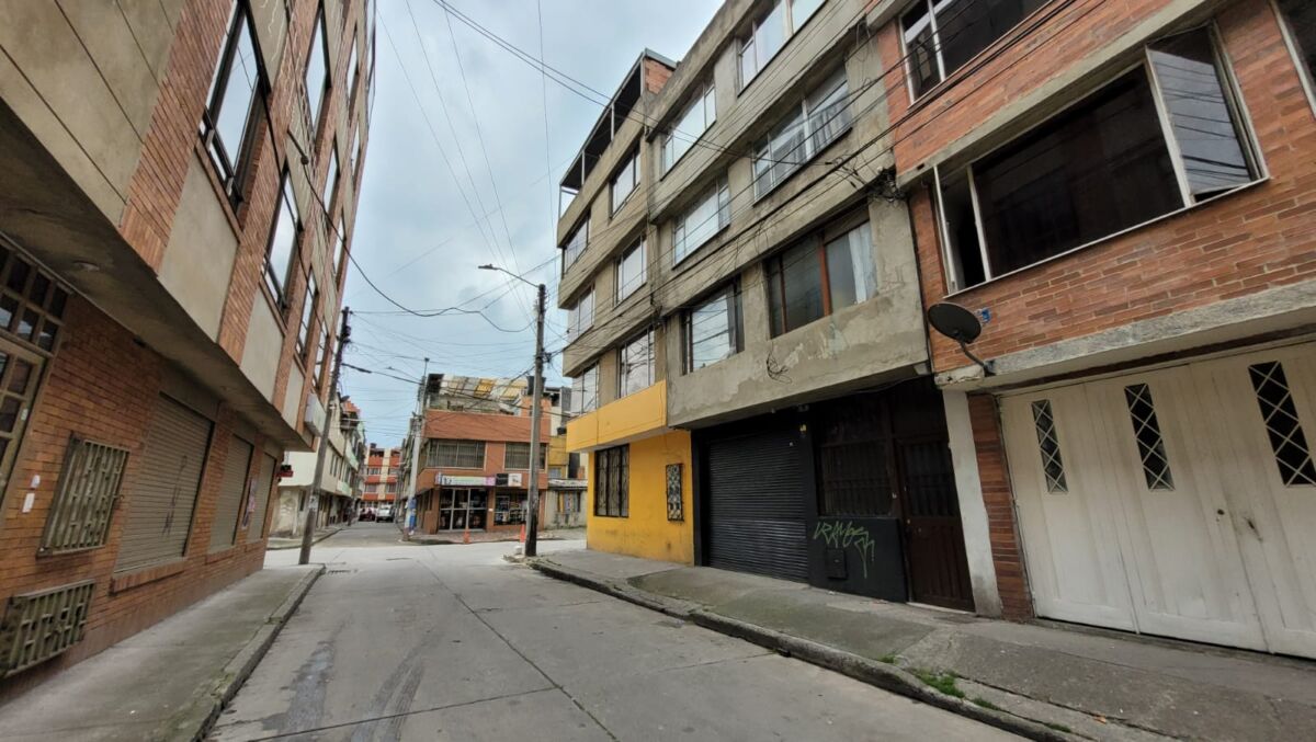 Crimen de Wilson al interior de un billar en Usaquén 1 Crimen de Wilson al interior de un billar en Usaquén “Yo escuché como tres tiros y corrí a esconderme; de la angustia no supe si dispararían más. Luego, me asomé y me di cuenta que había sido dentro del billar que queda llegando a la esquina, porque eso estaba lleno de Policía. Hablando acá con varios vecinos, lo que dicen es que eran dos tipos los que dispararon y se alcanzaron a volar, como que no agarraron a ninguno. El herido sí falleció al momentico de que le dispararan”, fue lo que comentó un vecino del barrio Refugio de San Antonio, donde la noche de este viernes se presentó un nuevo caso de sicariato.