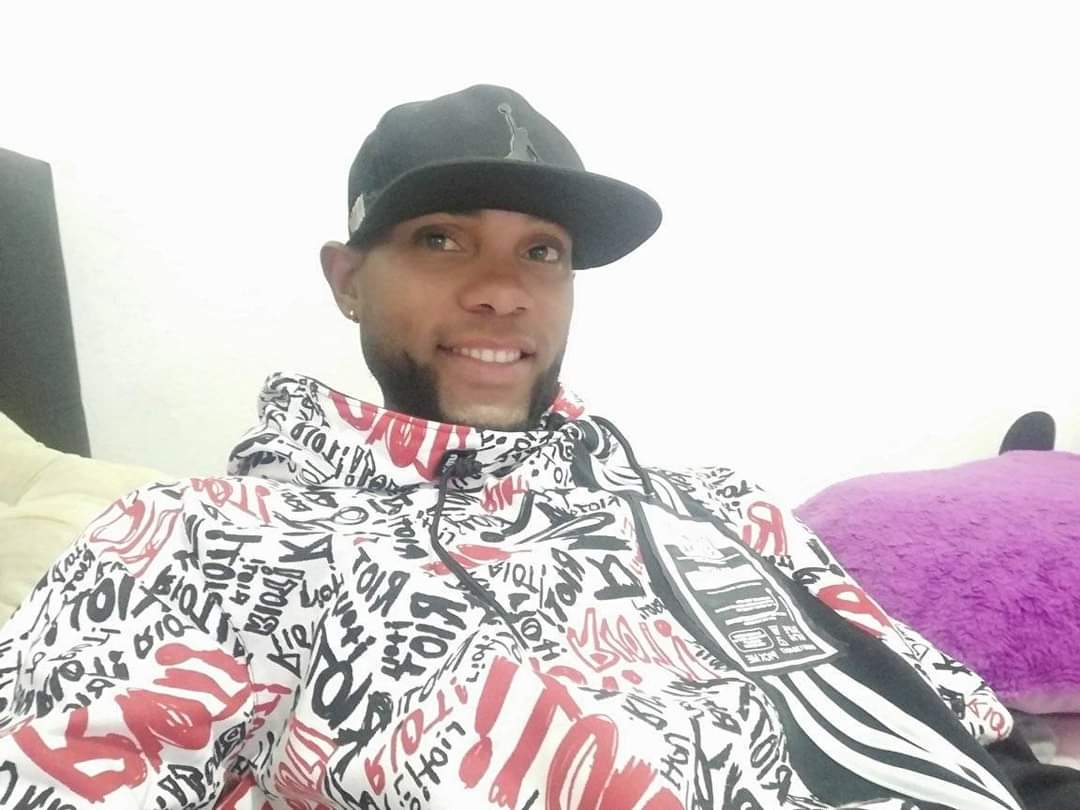 Crimen de Wilson al interior de un billar en Usaquén 2 Crimen de Wilson al interior de un billar en Usaquén “Yo escuché como tres tiros y corrí a esconderme; de la angustia no supe si dispararían más. Luego, me asomé y me di cuenta que había sido dentro del billar que queda llegando a la esquina, porque eso estaba lleno de Policía. Hablando acá con varios vecinos, lo que dicen es que eran dos tipos los que dispararon y se alcanzaron a volar, como que no agarraron a ninguno. El herido sí falleció al momentico de que le dispararan”, fue lo que comentó un vecino del barrio Refugio de San Antonio, donde la noche de este viernes se presentó un nuevo caso de sicariato.