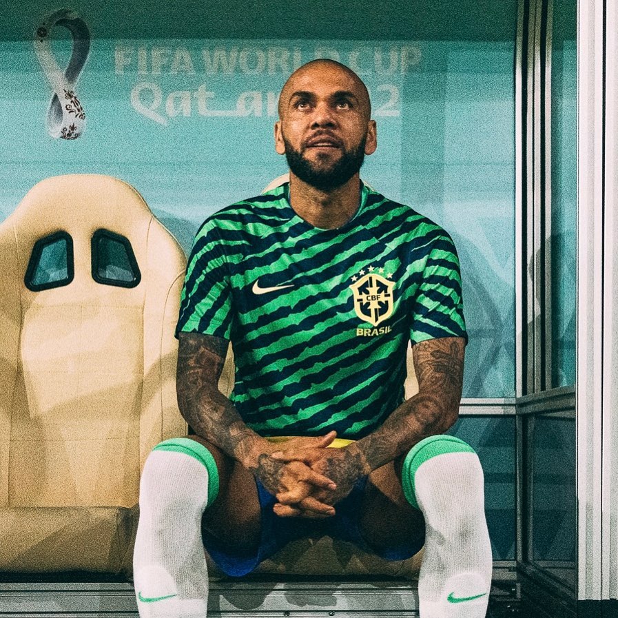 Dani Alves: detenido en Barcelona por agresión sexual El futbolista brasileño, Dani Alves, fue detenido en Barcelona, España, luego de acudir voluntariamente a una comisaría de la Policía para ponerle pecho a una presunta agresión sexual.