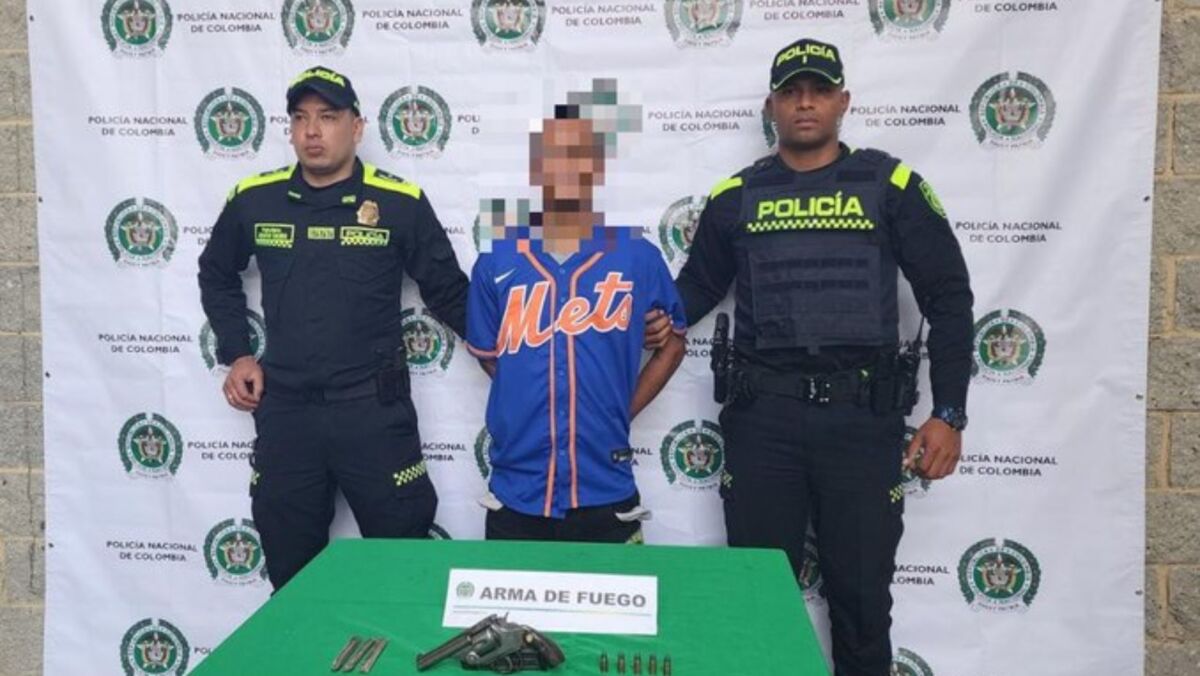 Capturan a delincuente que estaba haciendo disparos al aire en Engativá Uniformados de la Policía Metropolitana de Bogotá en medio de las actividades de patrullaje se percataron de un sujeto que estaba actuando de manera sospechosa y que comenzó a disparar al aire, colocando en riesgo la integridad de las personas del sector.