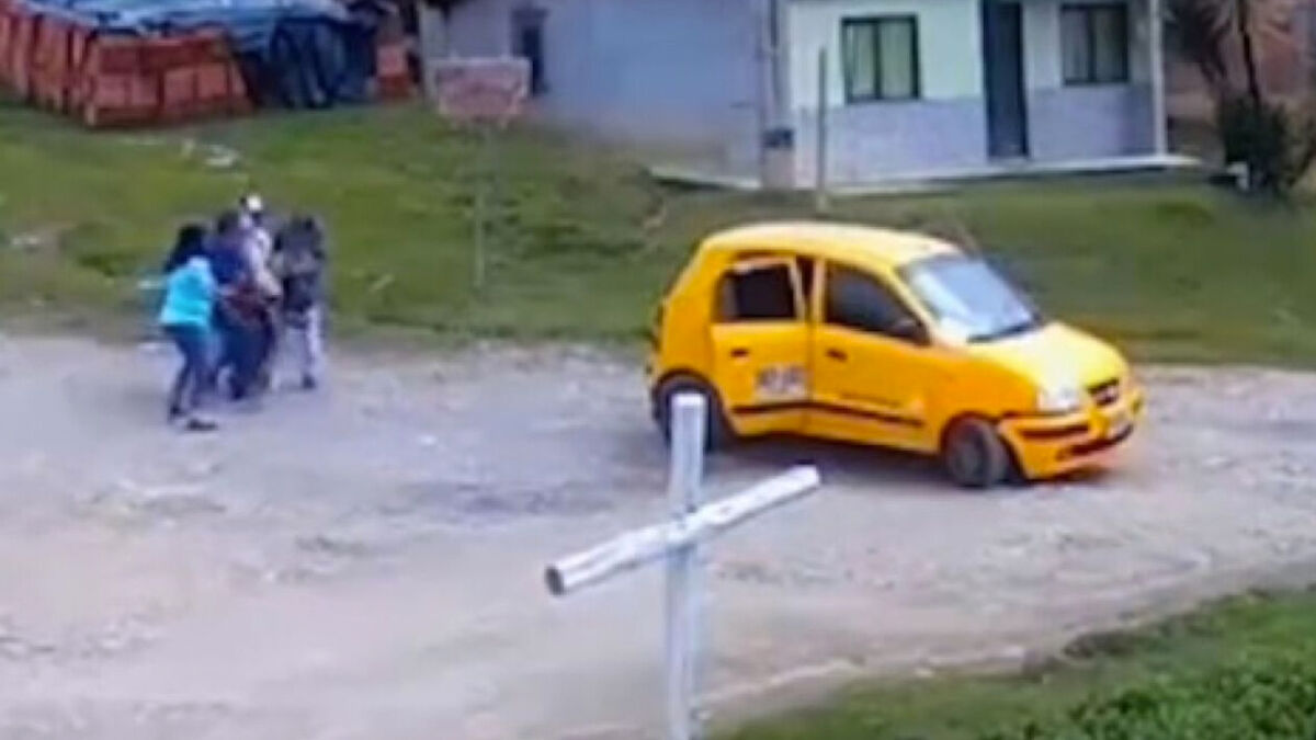Video: distraído taxista le pasó por encima a un abuelito mientras daba reversa Indignación en redes sociales por el despistado taxista que atropelló a un adulto mayor. En una cámara de seguridad quedó grabado el momento en que el hombre comenzó a dar reversa y le pasó por encina a un abuelito que iba caminando por la calle.