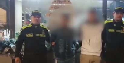 Capturan a tres pillos que hurtaron un vehículo en Ciudad Bolívar En el barrio Las Acacias, en la localidad de Ciudad Bolívar, tres sujetos se robaron un vehículo, pero las víctimas alertaron a las autoridades de los hechos, por lo que de inmediato se inició un plan candado.
