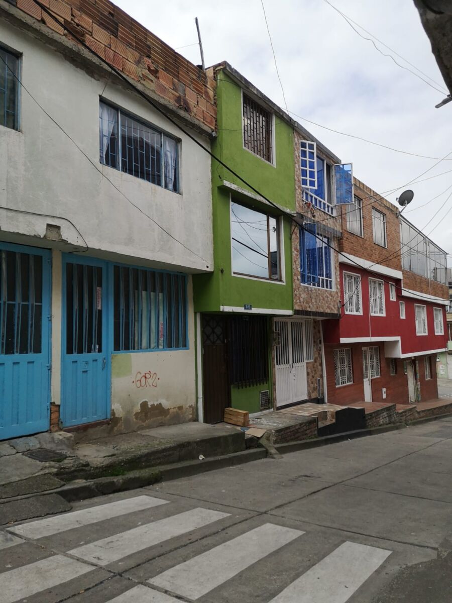 Pareja perdió la vida en una explosión en Usme 2 Pareja perdió la vida en una explosión en Usme Los terribles momentos de angustia y dolor que vivieron los residentes del barrio Chuniza, en la localidad de Usme, en la tarde del 28 de diciembre del año pasado no podrán ser borrados de sus memorias, y menos luego de enterarse que tras la explosión que se registró, la pareja que resultó afectada falleció.