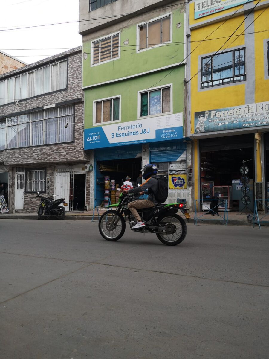Entre tragos mataron a Fabián en Ciudad Bolívar Mientras se encontraba departiendo unos tragos sobre la madrugada del domingo 8 de enero, lo último que se le habría pasado por la cabeza a Fabián Andrés Perdomo fue que ese sería su último día con vida, puesto que nada alrededor parecía tener pinta de que la situación se tornaría peligrosa.