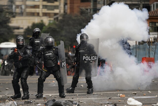 Fiscalía imputó a dos policías por su presunta participación en muerte de joven 1 Fiscalía imputó a dos policías por su presunta participación en muerte de joven Los policías en retiro Jorge Enrique Bombita Uriana y Abberson de Jesús Acosta Salas, fueron imputados en las últimas horas por la Fiscalía General de la Nación ante un juez de garantías, por ser los posibles responsables del delito de homicidio.