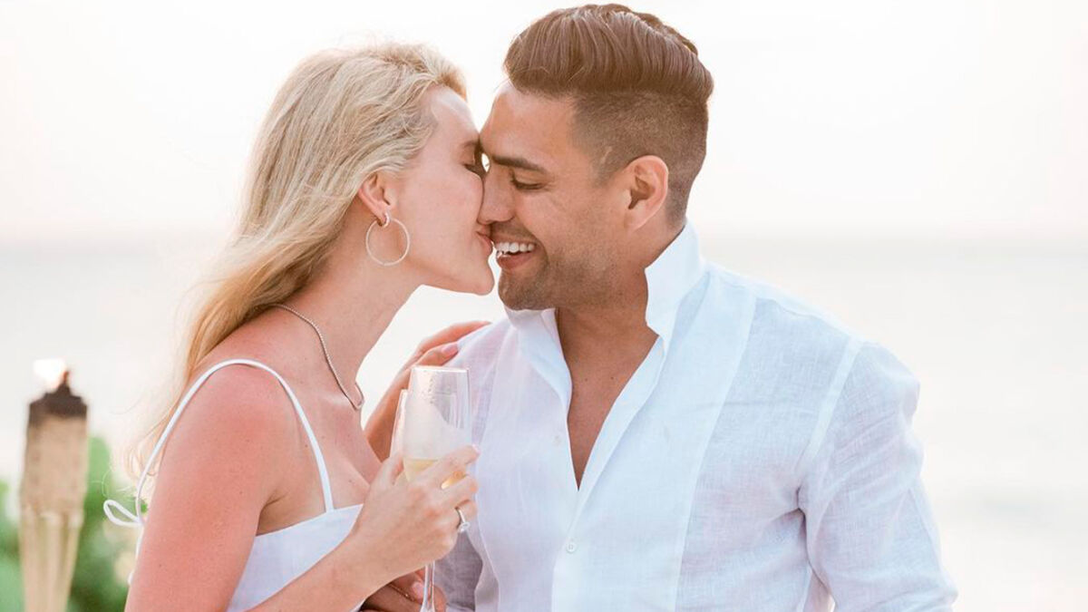 VIDEO: ¡Le dieron el sí! Falcao se vuelve a casar 3 VIDEO: ¡Le dieron el sí! Falcao se vuelve a casar Falcao García ha demostrado a lo largo de los años que tiene una relación estable con su esposa Lorelei Tarón, por lo cual, en las últimas horas compartió en redes sociales que la sorprendió con una nueva propuesta de matrimonio.