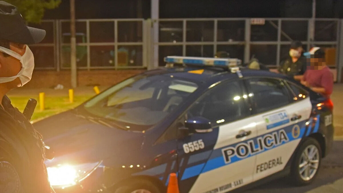 Hombre mató a su hermana porque su perro le rompió unos huevos Un hombre asesinó a su propia hermana luego de que uno de los perros de la joven rompiera tres bandejas de huevos de su negocio de verduras.