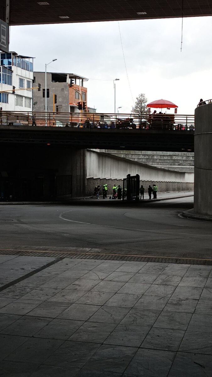 Hombre cayó de puente en portal de TransMilenio 1 Hombre cayó de puente en portal de TransMilenio Iban a ser las 3:30 de la tarde de ayer jueves cuando un hombre de unos 30 años subió al puente peatonal que pasa por encima de la zona de acceso a los parqueaderos del portal de TransMilenio del 20 de Julio, en la localidad de San Cristóbal.