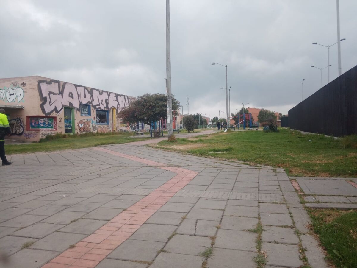 Asesinaron a Alejandro en Ciudad Verde 1 Asesinaron a Alejandro en Ciudad Verde La noche del lunes transcurría solitaria en las calles que separan los conjuntos residenciales ubicados en el sector de Ciudad Verde en Soacha. En uno de los varios parques regados en el sector, ubicado justo al lado de la sede de una institución universitaria, se encontraban departiendo varios jóvenes cuando a pocos minutos de las 10 se desató un mortal ataque que cobró la vida de un muchacho de 27 años luego de que recibiera un disparo en el pecho.
