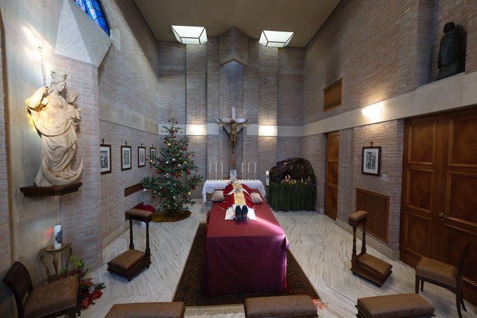 El Vaticano publica las primeras imágenes de los restos mortales de Benedicto XVI &nbsp;El Vaticano publicó las primeras imágenes de los restos mortales de Benedicto XVI, fallecido este sábado 31 de diciembre, que reposan actualmente en la capilla del Monasterio Mater Ecclesia, la que fue su casa durante los últimos casi 10 años de su vida, desde que renunció al pontificado en 2013.