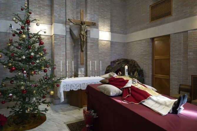 El Vaticano publica las primeras imágenes de los restos mortales de Benedicto XVI &nbsp;El Vaticano publicó las primeras imágenes de los restos mortales de Benedicto XVI, fallecido este sábado 31 de diciembre, que reposan actualmente en la capilla del Monasterio Mater Ecclesia, la que fue su casa durante los últimos casi 10 años de su vida, desde que renunció al pontificado en 2013.