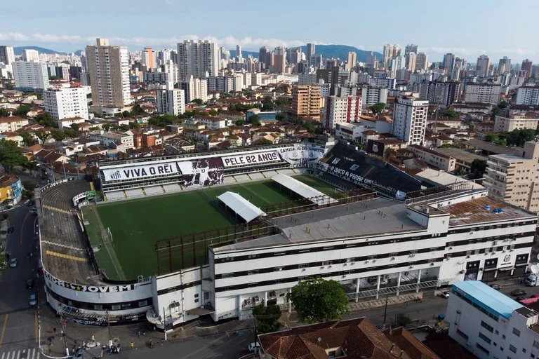 Miles de aficionados despiden este lunes al 'Rey' Pelé Este lunes, miles de brasileños e hinchas despiden al máximo exponente del fútbol, Pelé, quien falleció a sus 82 años. Su despedida final es en el estadio Vila Belmiro, del Santos, Brasil.