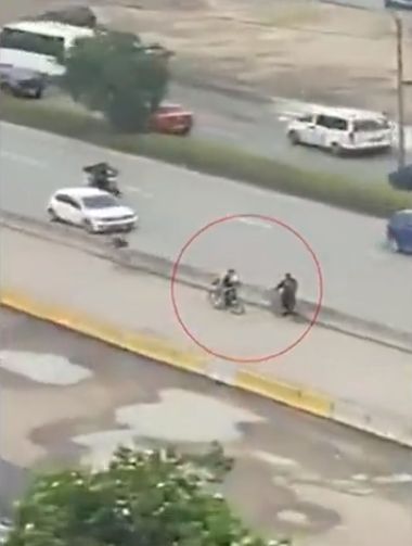 Biciladrones tienen azotados a los usuarios de ciclorruta en Fontibón 1 Biciladrones tienen azotados a los usuarios de ciclorruta en Fontibón Ciudadanos que transitan en la ciclorruta del barrio El Charco, localidad de Fontibón, denuncian que biciladrones están atracando sin importar la luz del día.