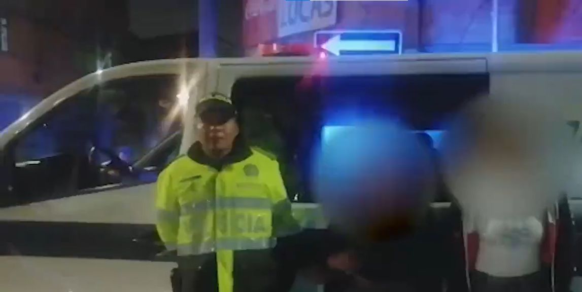 Policía capturó a tres ladronas de celulares en TransMilenio 1 Policía capturó a tres ladronas de celulares en TransMilenio Golpe a la delincuencia: en las últimas horas, la Policía logró la captura de 3 mujeres señaladas de hurtar celulares en las estaciones de TransMilenio.