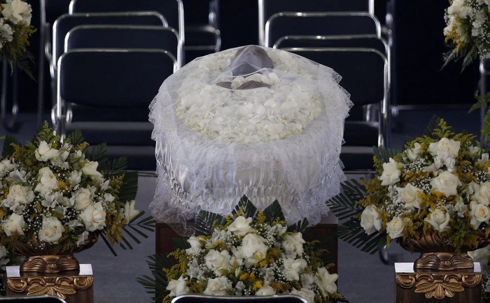 Miles de aficionados despiden este lunes al 'Rey' Pelé Este lunes, miles de brasileños e hinchas despiden al máximo exponente del fútbol, Pelé, quien falleció a sus 82 años. Su despedida final es en el estadio Vila Belmiro, del Santos, Brasil.