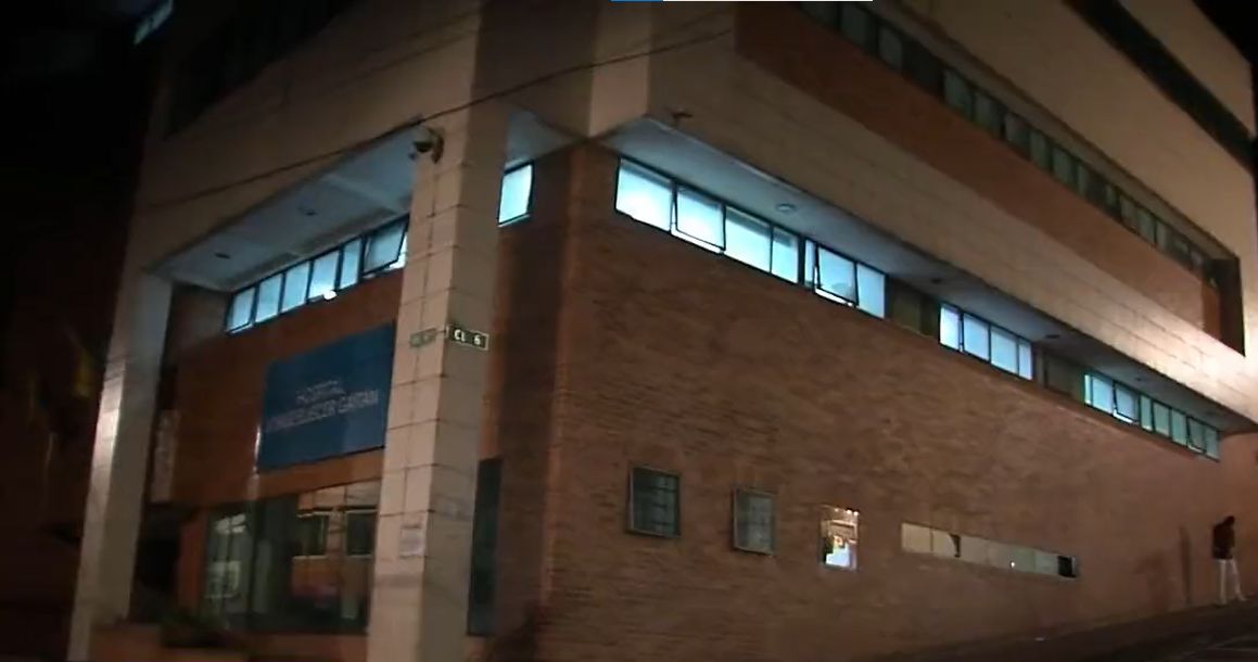 Niño murió por maltrato en Bogotá Un trágico hecho enluta a una familia en la localidad de La Candelaria, luego de que un menor de 1 año llegara sin vida al Hospital Jorge Eliécer Gaitán, aparentemente, por presunto maltrato en su casa.