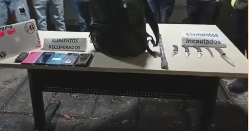Les cerraron las puertas: Policía desarticuló banda que atracaba en buses del Sitp 1 Les cerraron las puertas: Policía desarticuló banda que atracaba en buses del Sitp La Policía de Bogotá logró desarticular dos bandas delincuenciales dedicadas a atracar pasajeros de los buses del Sitp en diferentes puntos de la ciudad.