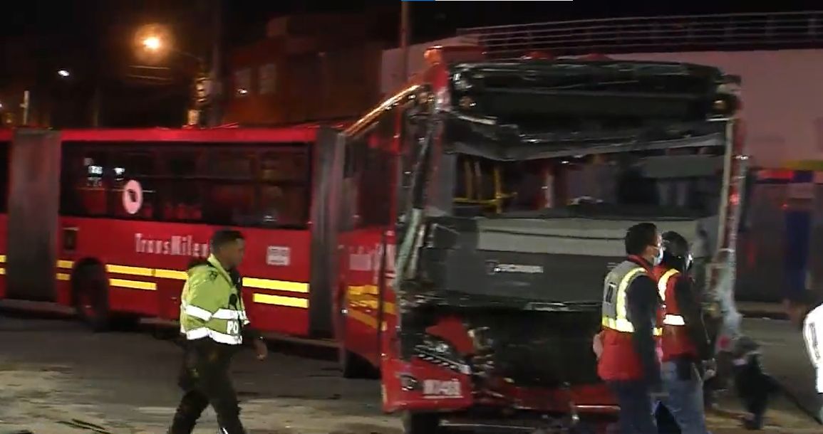 Grave accidente entre un camión de basura y un bus de TransMilenio al sur de Bogotá 1 Grave accidente entre un camión de basura y un bus de TransMilenio al sur de Bogotá Con un aparatoso accidente de tránsito despertaron los vecinos del sector de Santa Lucía, localidad de Tunjuelito, luego de que un camión recolector de basuras chocara contra un bus de TransMilenio.