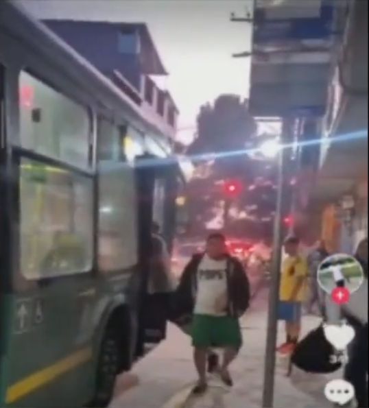 Por una camiseta, pareja fue atacada por hinchas dentro de un Alimentador 1 Por una camiseta, pareja fue atacada por hinchas dentro de un Alimentador Nuevamente se registra otro acto de intolerancia en Bogotá, luego de que siete sujetos que portaban camisetas del Atlético Nacional atacaran a una joven pareja, según ellos, porque vestían prendas de Millonarios.
