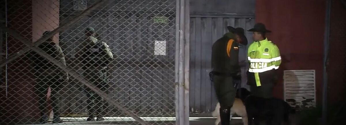A golpes mataron a un detenido señalado de abuso sexual en Soacha 1 A golpes mataron a un detenido señalado de abuso sexual en Soacha Hombre que había sido detenido en el vecino municipio de Soacha, fue asesinado a golpes por varios reclusos en un centro carcelario ayer miércoles.