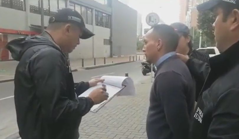 ¡Qué miedo! hombre secuestró a su pareja por varios días en Las Cruces 1 ¡Qué miedo! hombre secuestró a su pareja por varios días en Las Cruces La Fiscalía envió a prisión a un hombre señalado de tentativa de feminicidio, pues según su pareja sentimental, el sujeto la tuvo secuestrada por 18 días en el barrio Las Cruces, centro de Bogotá.
