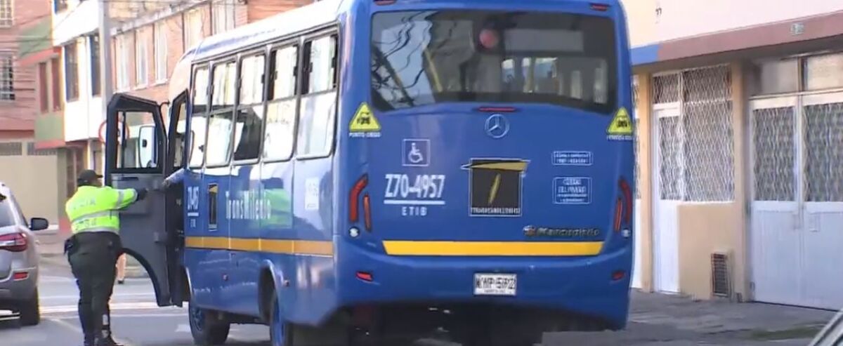 Grave accidente entre un bus del Sitp y un furgón dejó 4 heridos en Puente Aranda En la mañana de este martes se presentó un fuerte accidente entre un bus del Sitp y un furgón en el que resultaron 4 personas heridas, entre ellas dos menores de edad. El hecho ocurrió en la localidad de Puente Aranda.