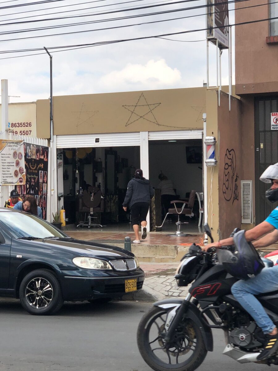 El relato de la familia del menor que habría sido abusado por un estilista en Chía En las últimas horas se conoció la grave denuncia de la familia de un menor de 14 años, quien habría sido víctima de abuso sexual por parte del dueño de una peluquería en el vecino municipio de Chía, en Cundinamarca.