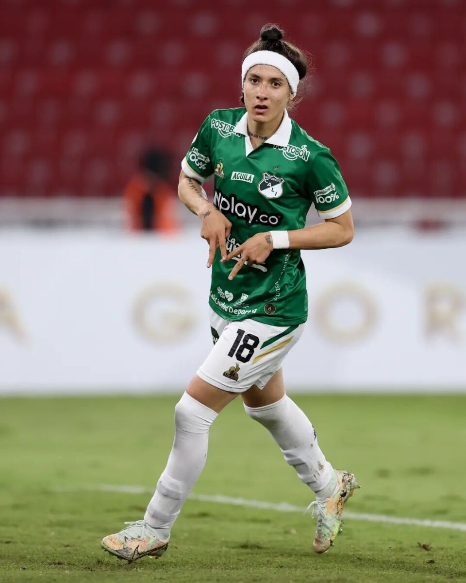 Colombianas llegan como grandes figuras del fútbol 1 Colombianas llegan como grandes figuras del fútbol Las grandes actuaciones del fútbol femenino pusieron en el mapa a las jugadoras que poco a poco están poblando las ligas más importantes de nuestro continente. Como en el fútbol masculino, la Liga de Brasil le lleva varios escalones al resto de países, que se estén fijando en jugadoras colombianas es un motivo de orgullo y la motivación para que estas mujeres sigan trabajando más fuerte para alcanzar sus sueños.