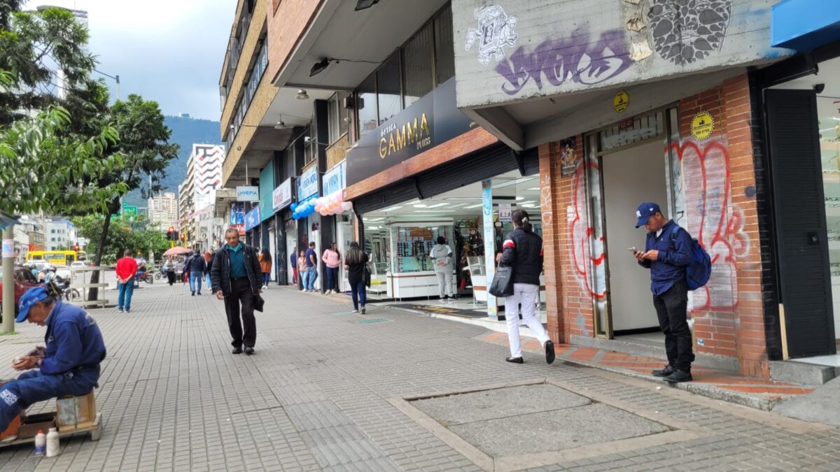 Bala y muerte en la localidad de Santa Fe “ Yo sé que eso pasó anoche, como antes de las 10 p. m. por lo que me comentaron otros vendedores; pero si le soy sincera, por acá nadie le va a decir nada. Es más, lo más seguro es que todo el mundo sepa algo, pero nadie va a hablar porque en este barrio el que manda es el miedo, así de sencillo”, fue la concluyente frase con la que una vendedora ambulante del sector de La Capuchina, en el corazón del centro de la ciudad, nos respondió cuando la inquirimos, a propósito del hallazgo del cuerpo sin vida de un hombre la noche de este viernes sobre la calle 19 con carrera 12, en la localidad de Santa Fe.&nbsp;