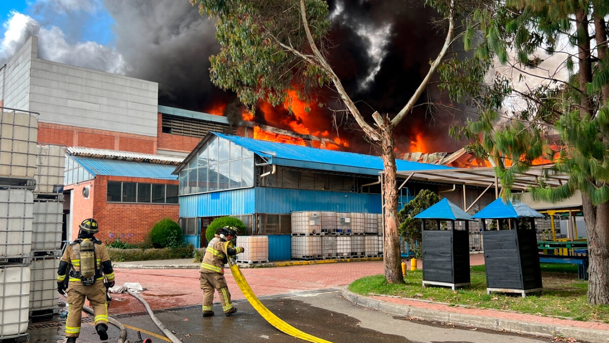 ¿Por qué se originó el incendio en calle 80? 5 ¿Por qué se originó el incendio en calle 80? En la mañana de este miércoles, los ciudadanos reportaron a través de redes sociales una gran columna negra de humo provocada por un incendio que se estaba registrando en la fábrica de colchones Espumados Santa Fe, ubicada en la kilómetro 1 vía Bogotá, Siberia.