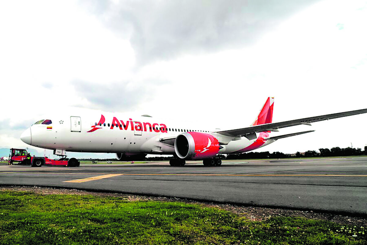 Lo que se sabe del espeluznante hallazgo en el tren de aterrizaje de avión de Avianca 1 Lo que se sabe del espeluznante hallazgo en el tren de aterrizaje de avión de Avianca Cuando se disponían a hacerle mantenimiento al avión AV116 de Avianca, que llegó sobre las 7:55 p. m. del viernes procedente de Santiago de Chile al aeropuerto internacional ElDorado de Bogotá, los funcionarios quedaron aterrados al descubrir en el tren de aterrizaje derecho e izquierdo a dos jóvenes, entre los 15 y 20 años, que se encontraban en avanzado estado de descomposición, con quemaduras en su cuerpo y parcialmente descongelados.