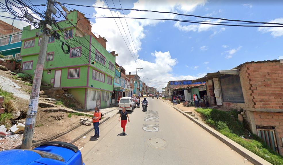 ¡Vuelve y juega! Mataron a un menor en Ciudad Bolívar 1 ¡Vuelve y juega! Mataron a un menor en Ciudad Bolívar En la tarde de ayer un jovencito fue baleado en plena vía pública del barrio Caracolí Alto, en la localidad de Ciudad Bolívar. Este es un nuevo caso en menos de una semana de otro adolescente de 17 años que pierde la vida en un hecho violento.